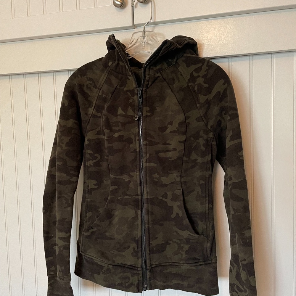 Lululemon Scuba Hoodie - Size 4 - Camo